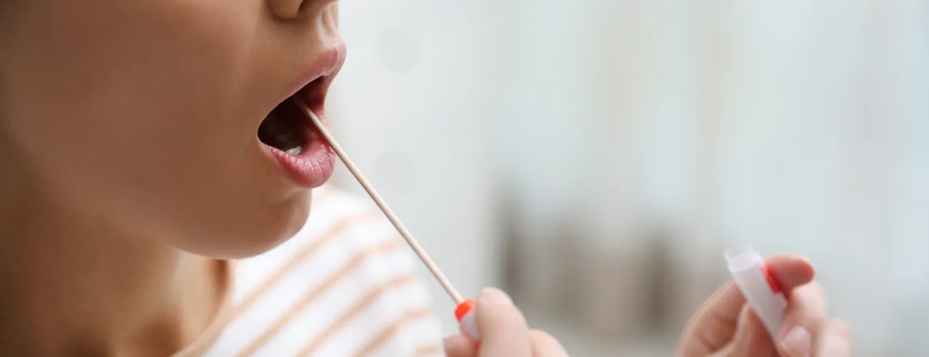 une femme fait un test adn