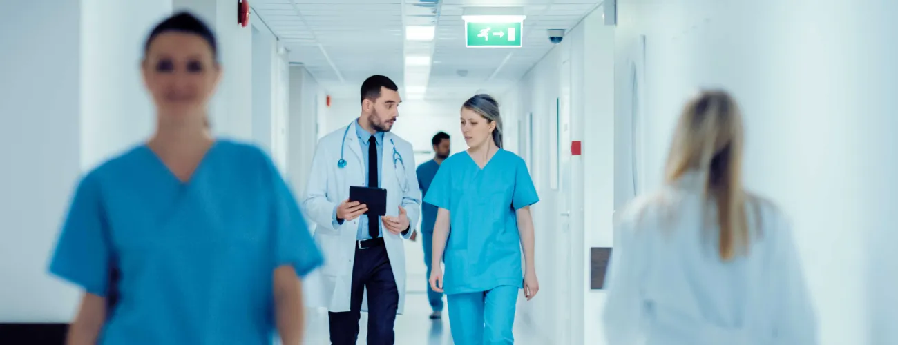 Des soignants se croisent dans un couloir d'hôpital