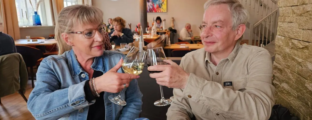 Alain-Pierre Meeus, né sous X et adopté en 1963 trinque avec sa cousine retrouvée à Zundert, le fief maternel