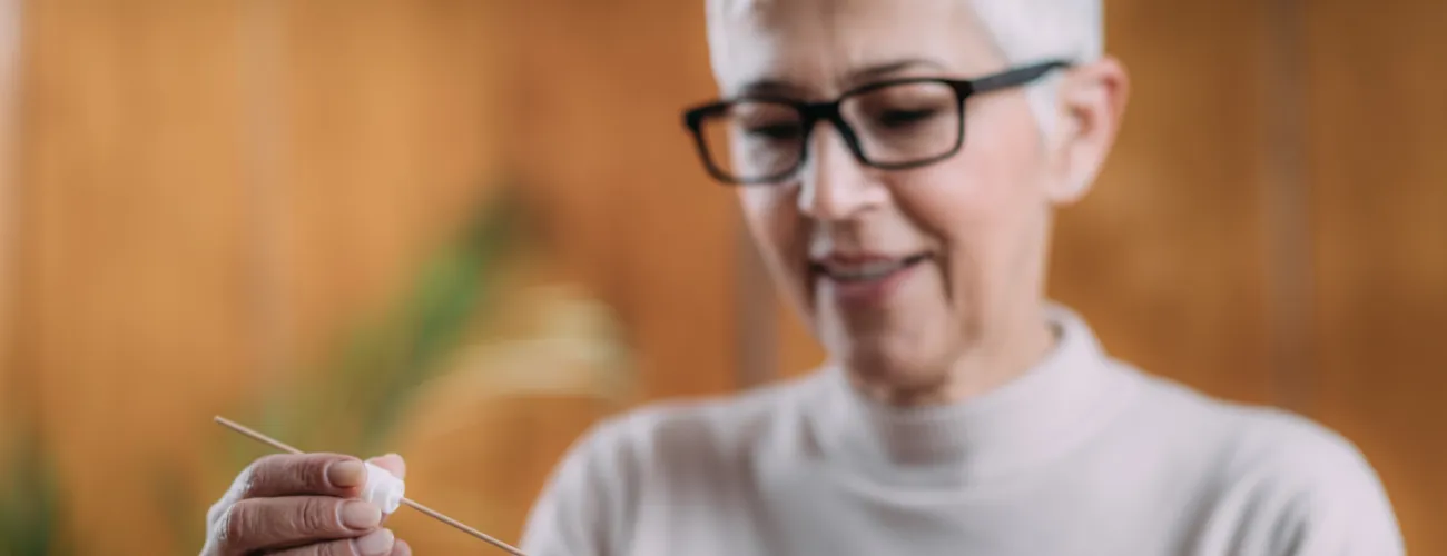 Une dame fait un test ADN chez elle
