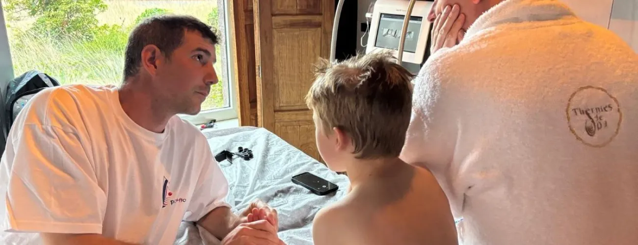 Aux thermes de Spa, Denis, kiné, aide Gabriel a retrouver de la mobilité dans sa main gauche à la suite d'une grave brûlure.