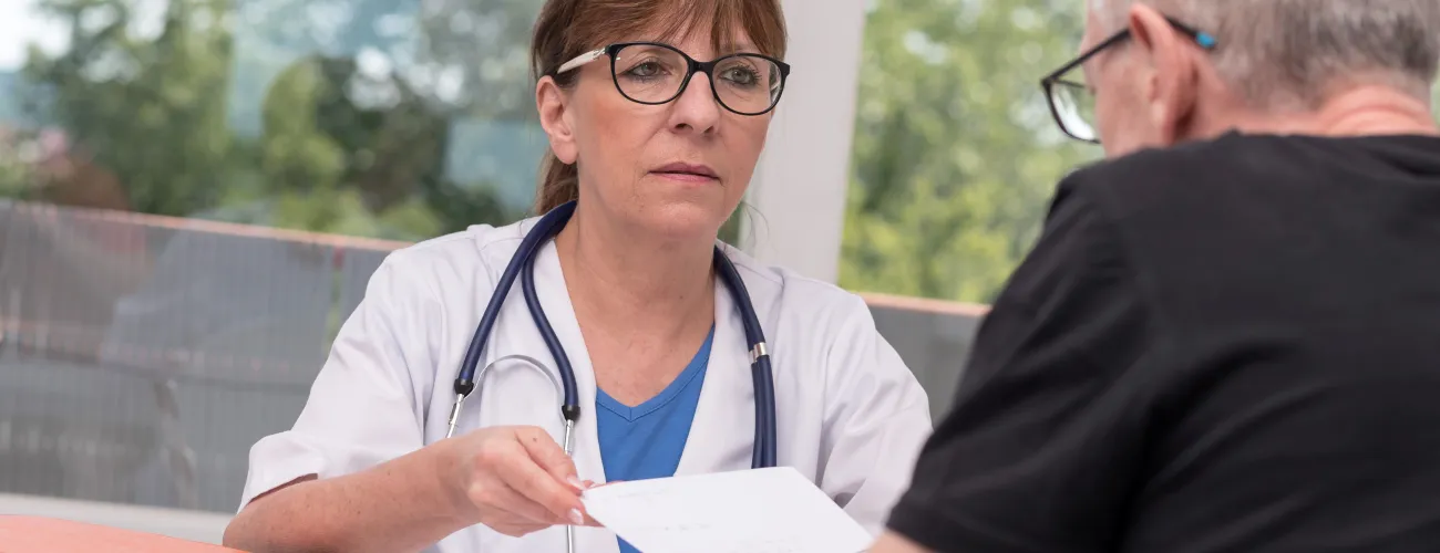 un patient en face d'une médecin qui lui donne un certificat médical