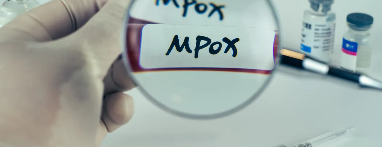 Zoom sur un seringue contenant un vaccin MPOX