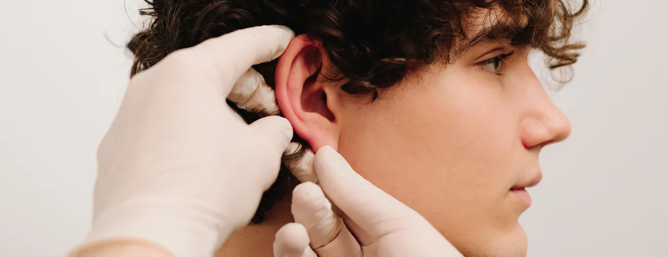 garçon se fait ausculter l'oreille