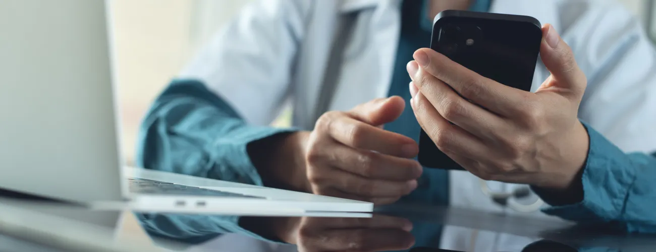 médecin sur son smartphone