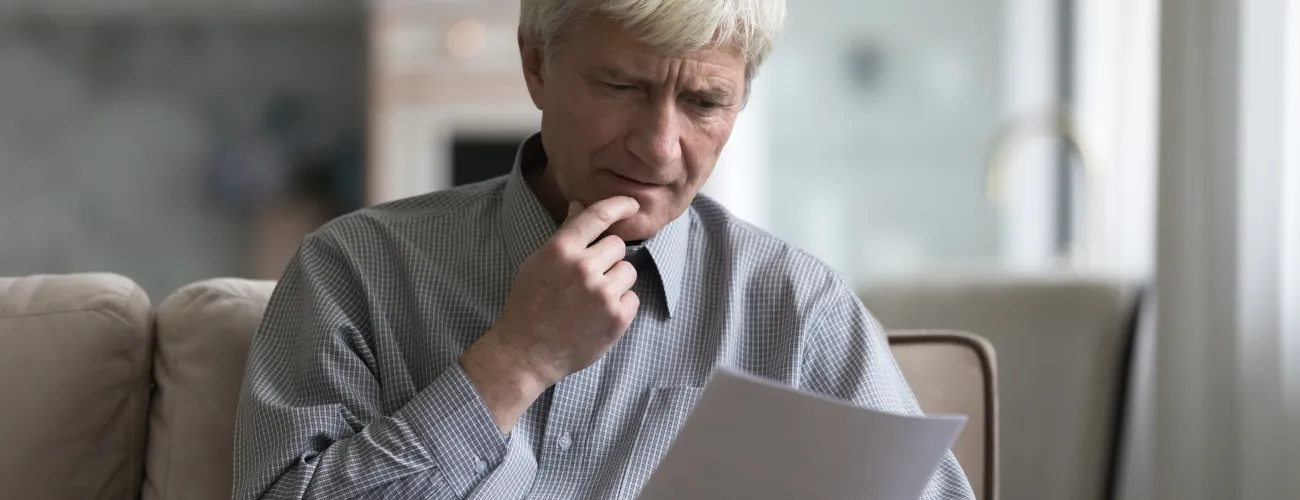 Un homme vérifie un contrat d'assurance