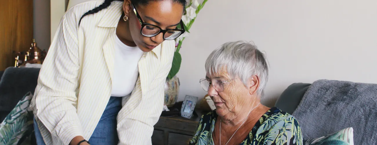 Suzette (nom d’emprunt) découvre l’utilisation de la montre connectée avec Camille Szabo, ergothérapeute chez Vitatel-Solival