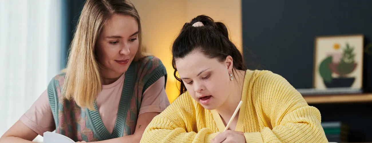 Une maman et sa fille trisomique font les devoirs ensemble