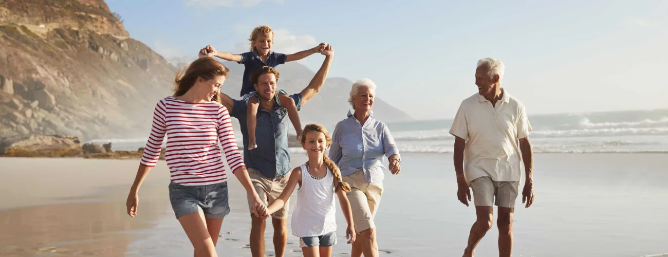 Une famille se promène sur la plage
