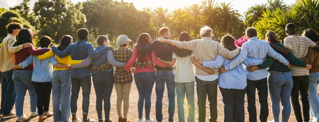 Des personnes de toutes origines et de tout âge présentés de dos en se tenant par les bras