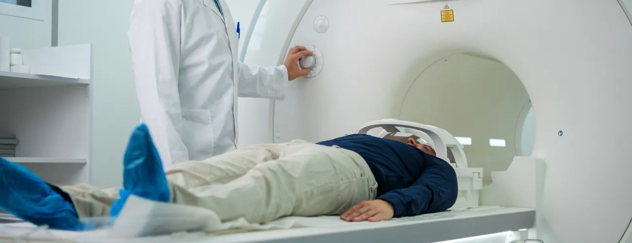 Un patient couché sur le dos entre dans un appareil IRM