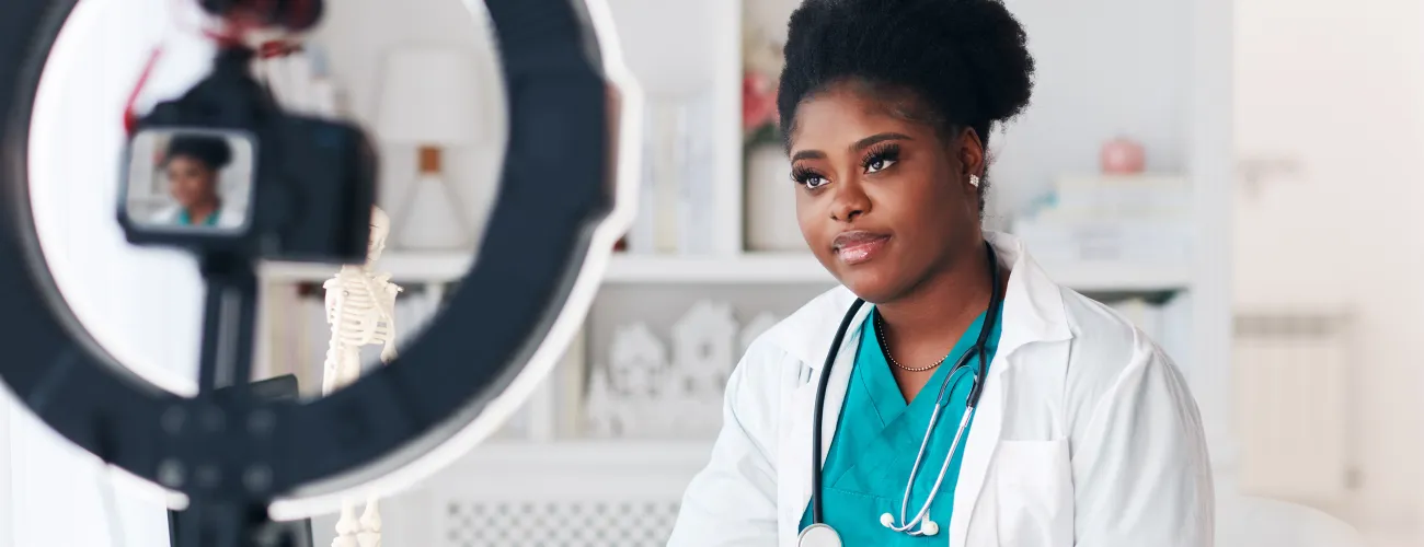 Une médecin s'enregistre devant son téléphone