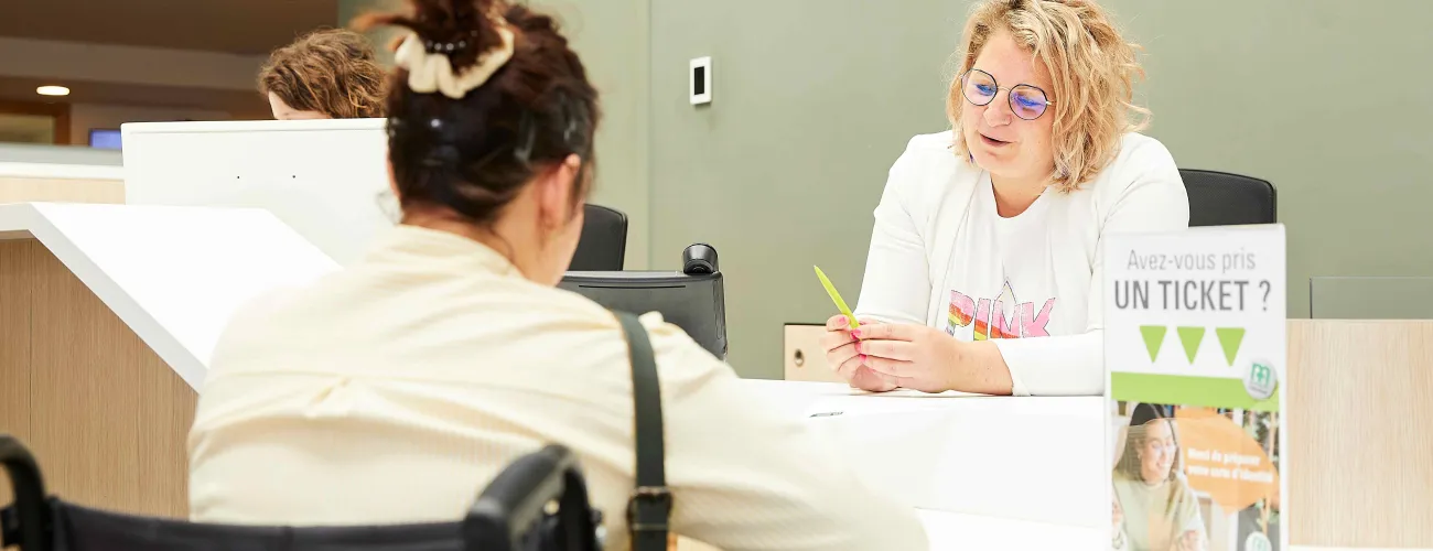 Une assistance sociale de la MC en consultation avec une jeune affiliée
