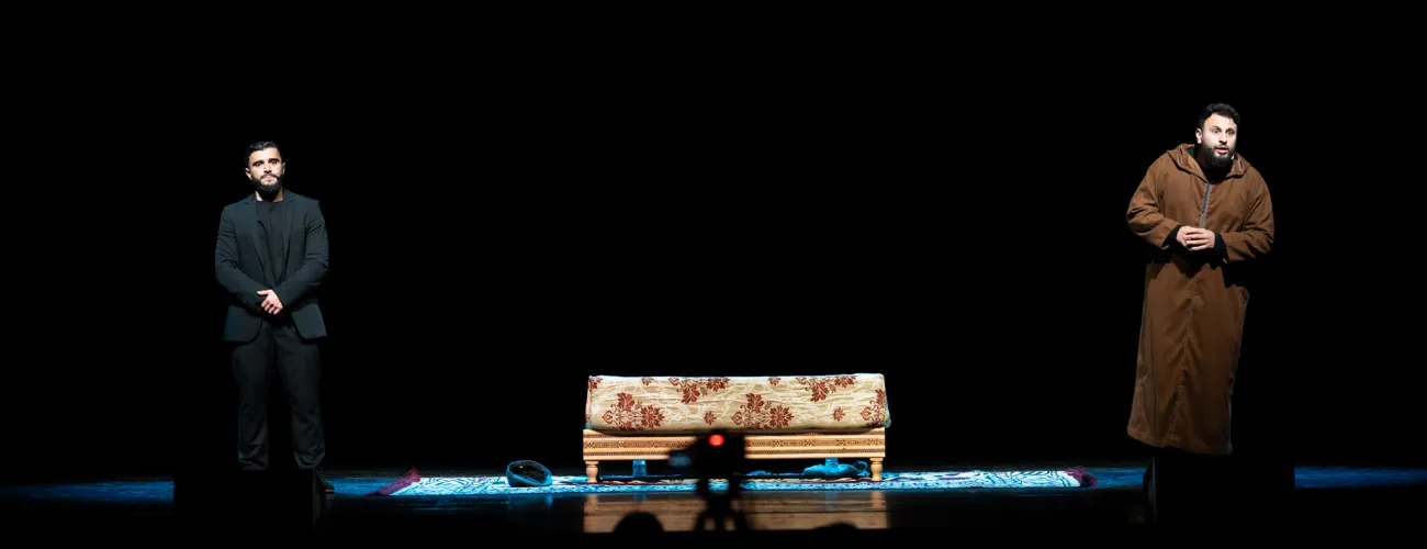 Les deux acteurs du spectacle Avant c'était un beau parc ici sont sur scène, de part et d'autre d'un coffre