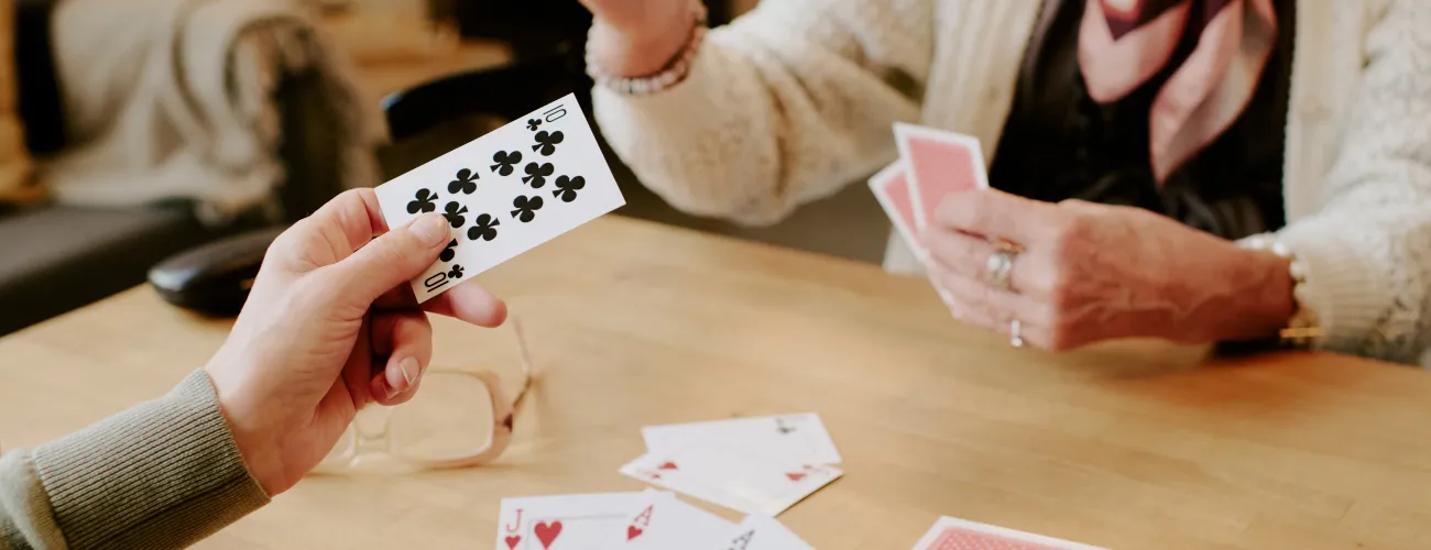 Des personnes jouent aux cartes