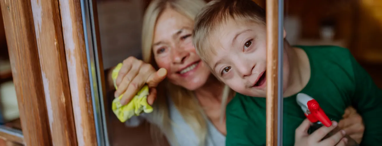 Une maman avec son fils présentant un syndrome de Down