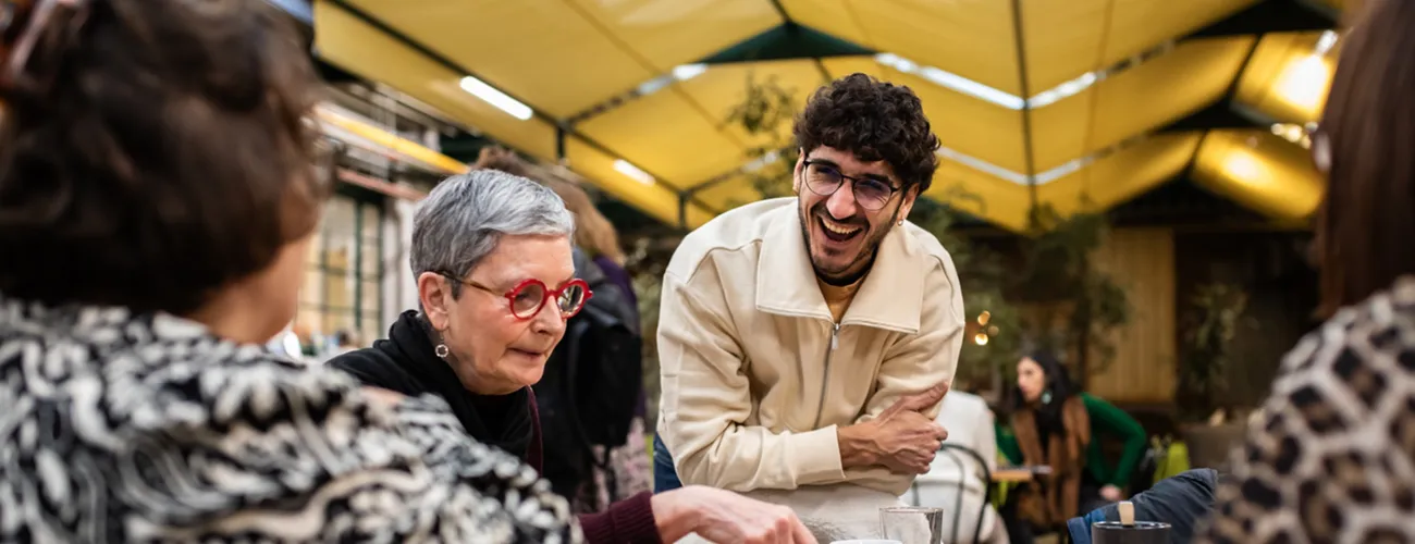 Cataldo Anzalone, coordinateur à l'AIGS en train de rire avec une bénéficiaire de la Croisée.