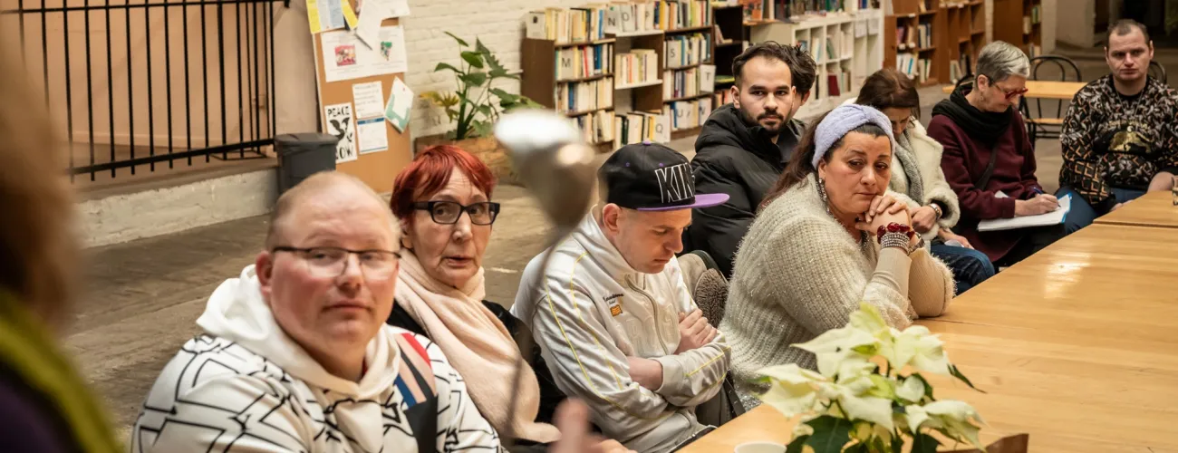 Les bénéficiaires de la croisée écoutent l'ordre du jour du conseil.