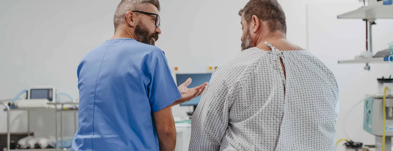 Un patient en obésité discute avec son chirurgien