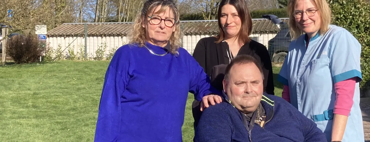 Christophe, entouré de sa mère et de ses 2 gardes à domicile