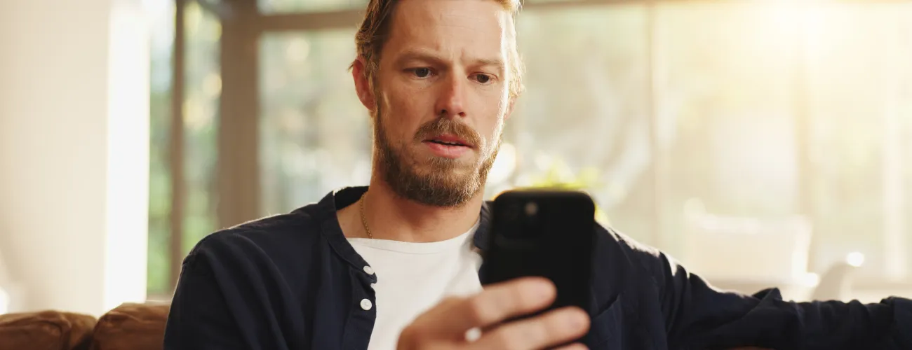 Un homme vérifie une information sur son téléphone