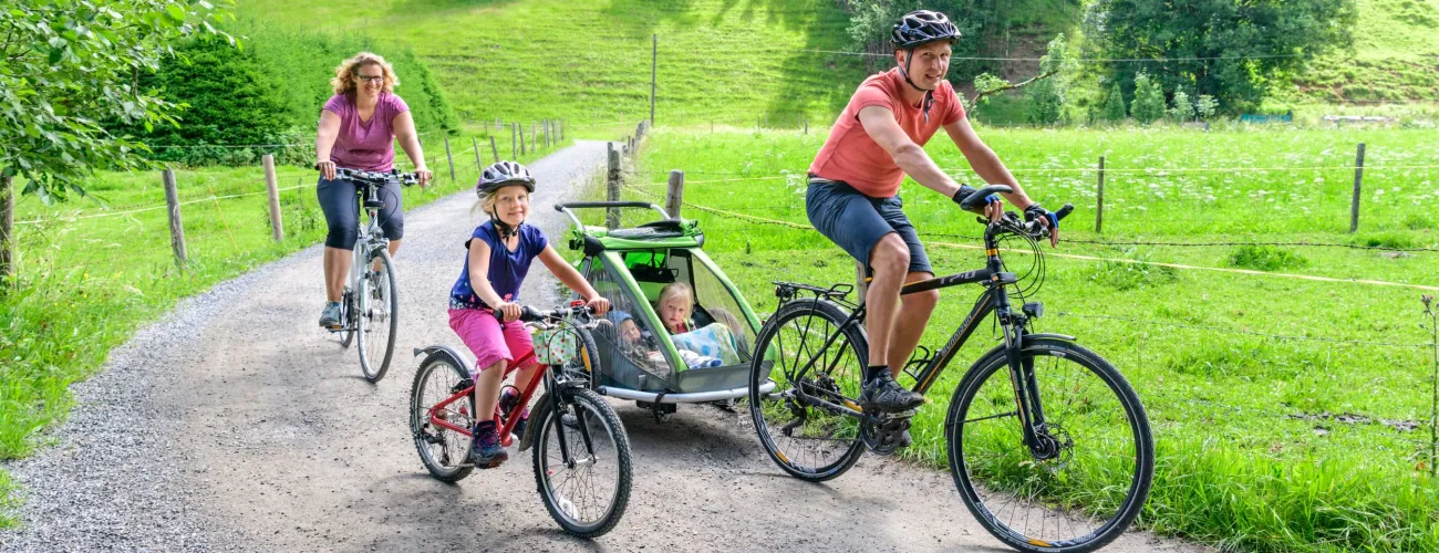 famille en vélo