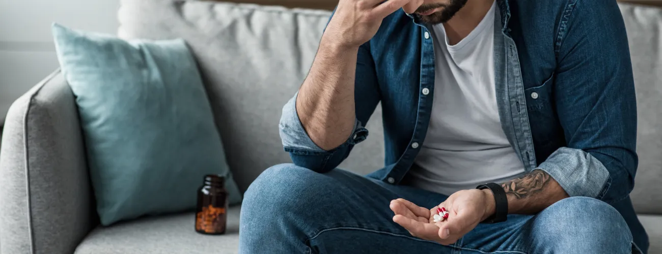 un homme prend des médicaments
