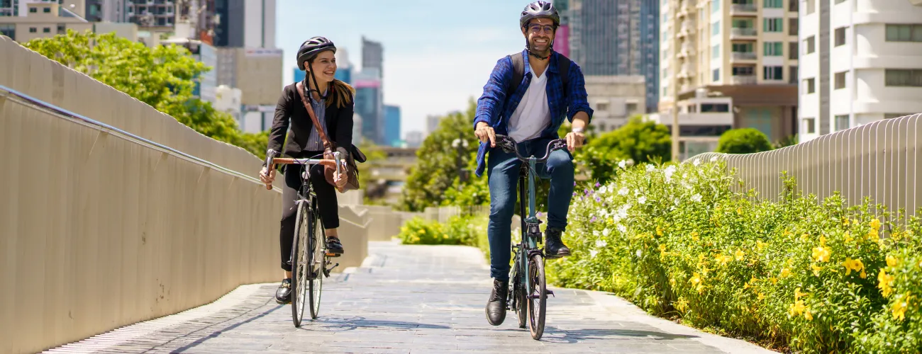 deux personnes font du vélo