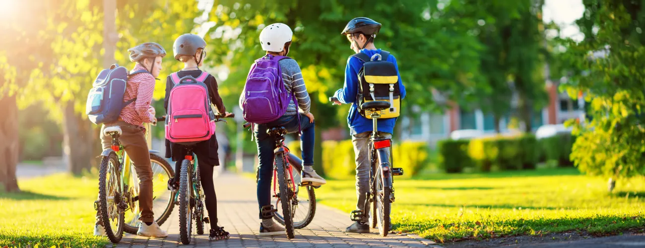 Des enfants vont à l'école à vélo