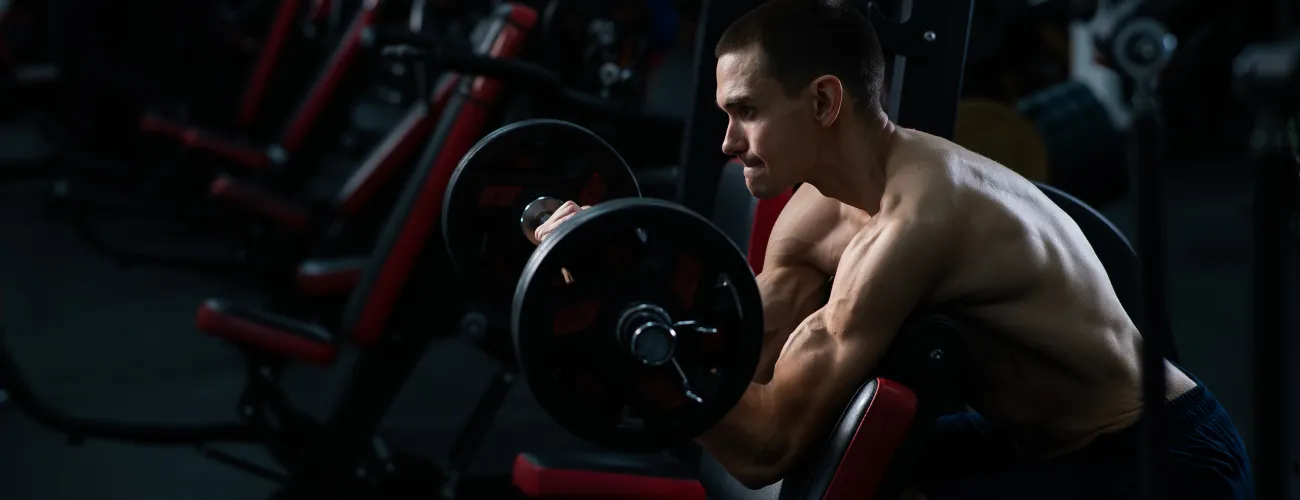 un homme montre ses biceps