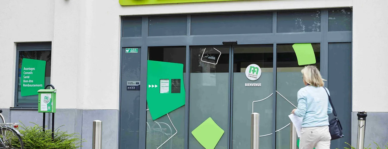Une affiliée se rend dans une agence de la MC