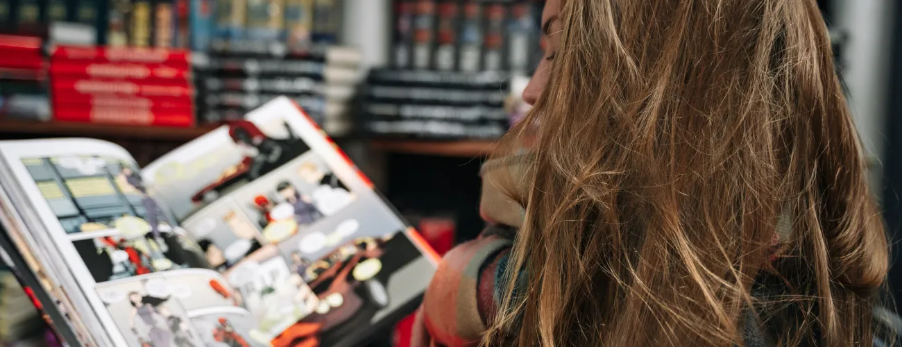 Une femme lit une BD