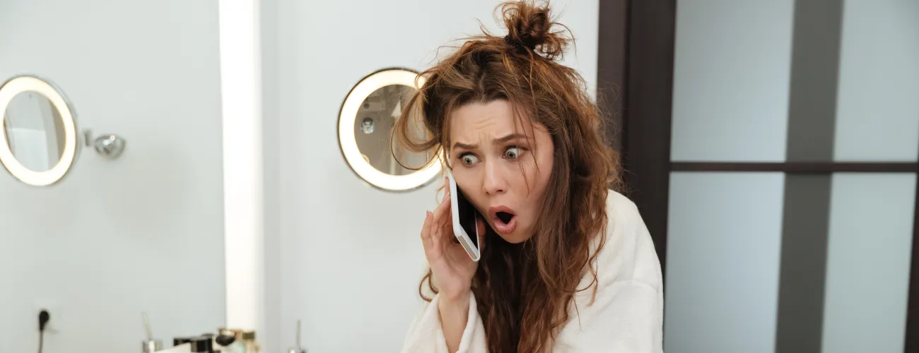 Une jeune femme au téléphone 