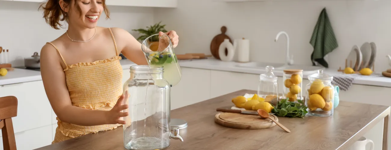 Une femme prépare une boisson rafraîchissante 