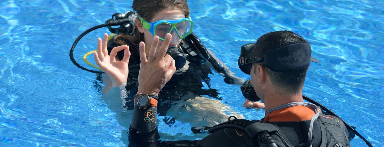 Plongeurs à la piscine