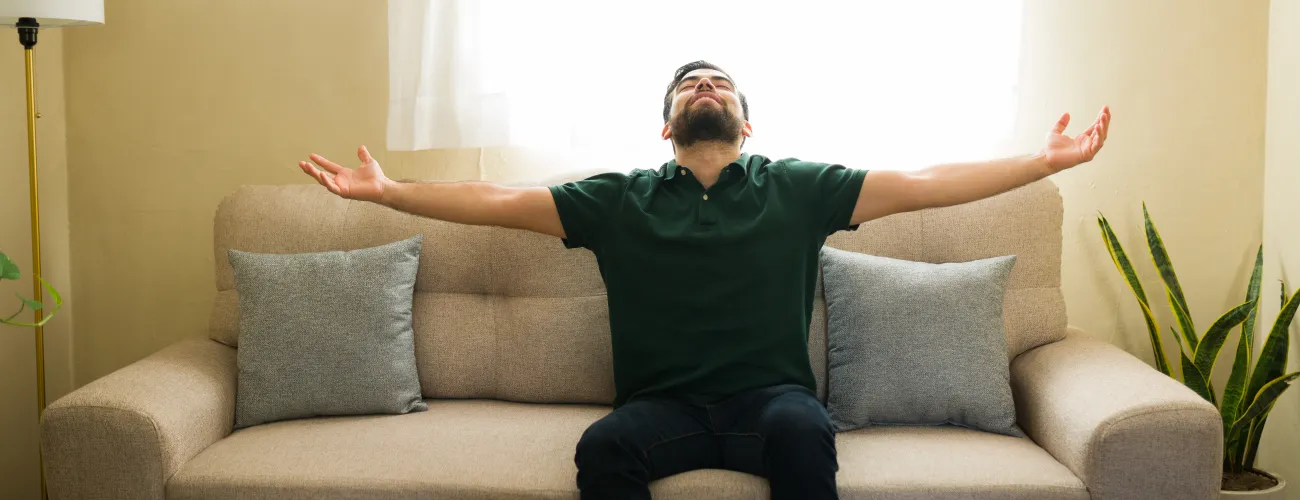 un homme se repose dans son canapé