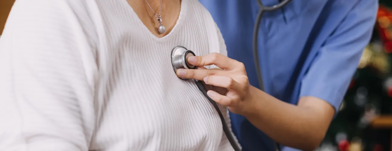 un docteur ausculte une patiente