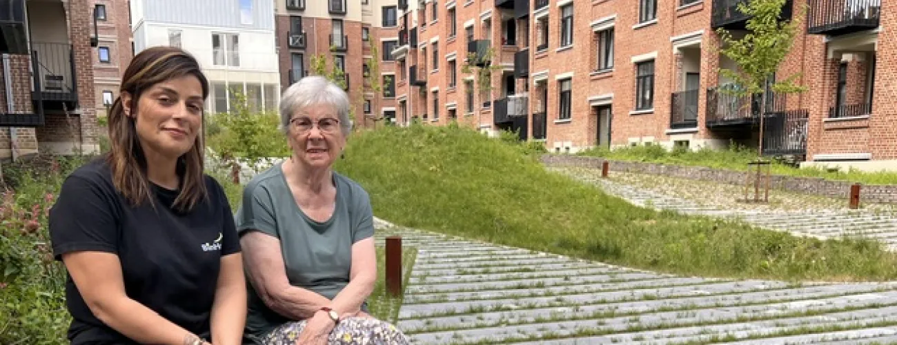 Deux habitantes de la cité posent dans la cour intérieure de logement sociaux rénovés.