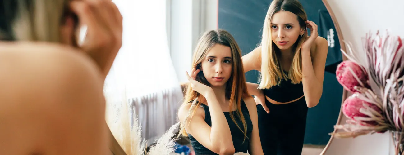 deux jeunes filles se regardent dans le miroir
