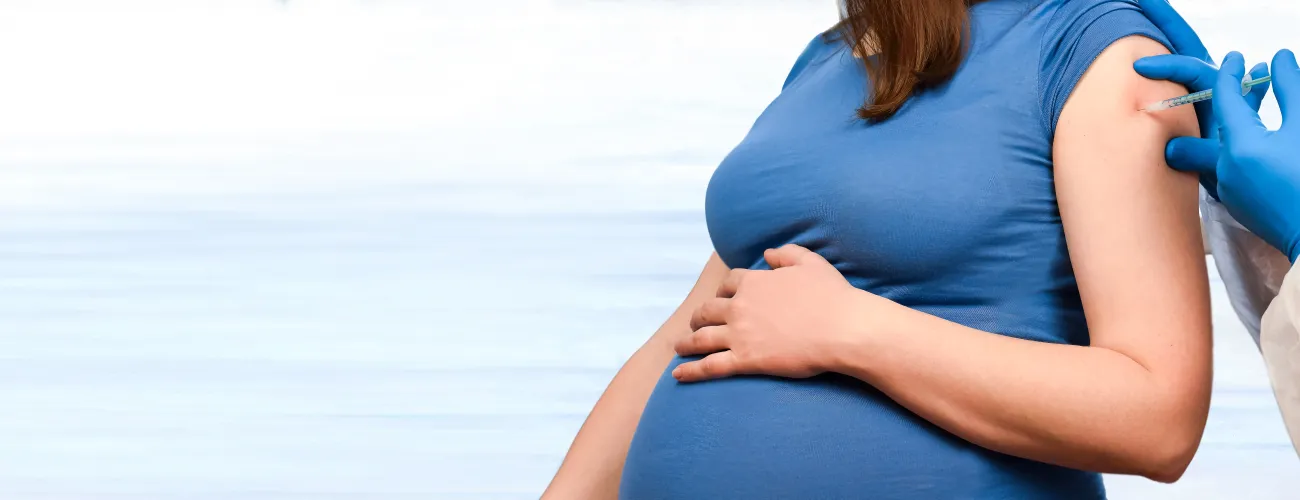 une femme enceinte se fait vacciner