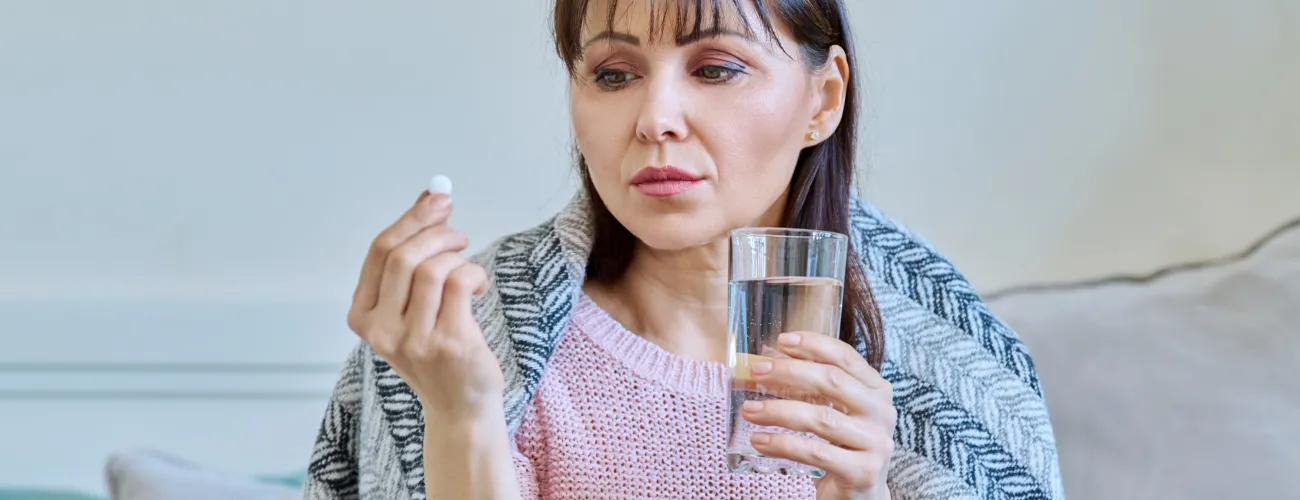 Une femme qui prend un médicamebt