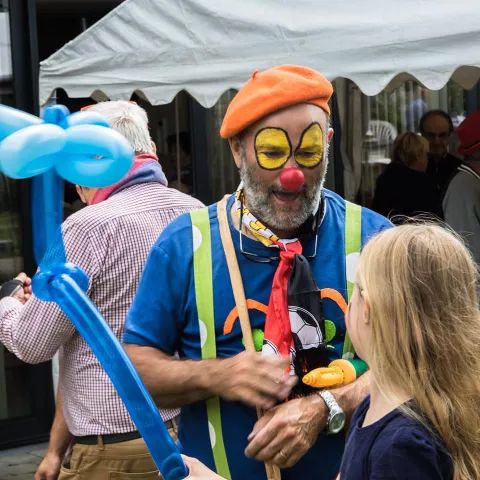 Clown en clinique, Philippe redonne le sourire aux enfants