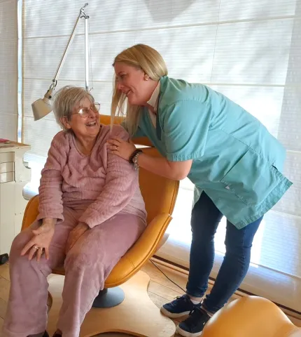 Viviane et Deborah, garde à domicile, posent en souriant, montrant le lien qui s'est tissé au fil du temps passé ensemble