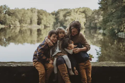Caroline serre ses enfants avec amour, en témoignant sur son burn-out parental