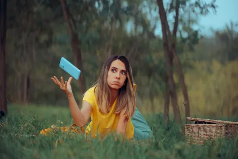 une femme jette son téléphone