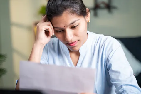 Une jeune femme en fin d'études se renseigne sur l'allocation insertion