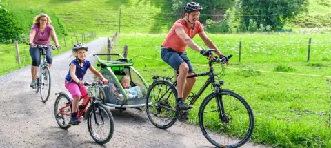 famille en velo