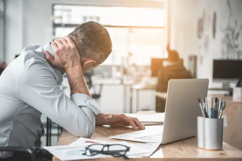 Travailleur souffrant du dos au bureau