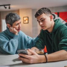 Une maman discute avec son ado harcelé