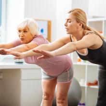 Une dame avec une maladie chronique fait de l'activité physique adaptée
